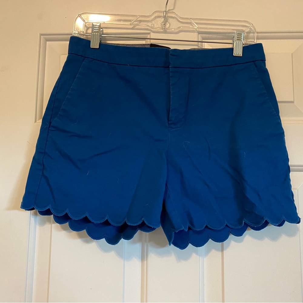 Blue shorts with pockets and wave bottom edge banana republic
